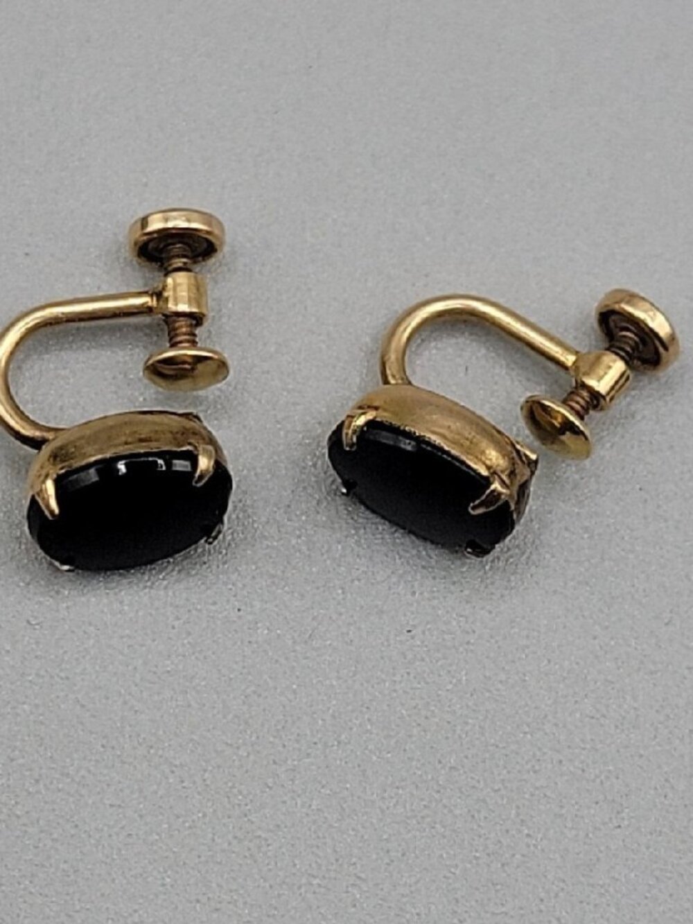 Amco 12kgp Onyx Screw Back Earrings Gold Tone Oval Gem Prong Set Vintage